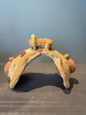 A pair of Chinese polychrome-painted terracotta camels with saddles, Tang — 照片 8