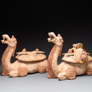 A pair of Chinese polychrome-painted terracotta camels with saddles, Tang — 照片 1