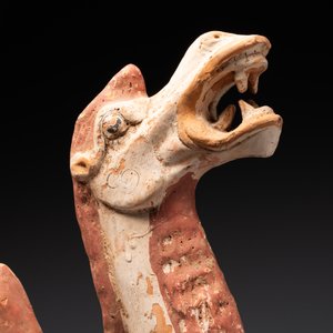 A pair of Chinese polychrome-painted terracotta camels with saddles, Tang — 照片 2