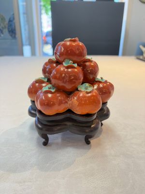 A pair of Chinese polychrome 'persimmons' groups on wooden stands, 19th C. — photo 1