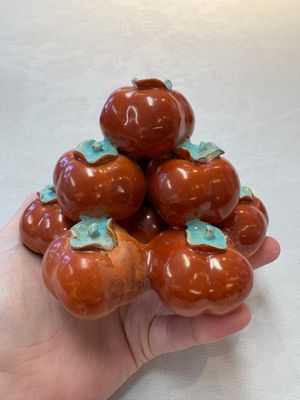 A pair of Chinese polychrome 'persimmons' groups on wooden stands, 19th C. — photo 3