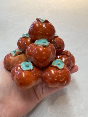 A pair of Chinese polychrome 'persimmons' groups on wooden stands, 19th C. — photo 4