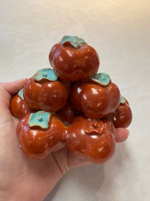 A pair of Chinese polychrome 'persimmons' groups on wooden stands, 19th C. — photo 5