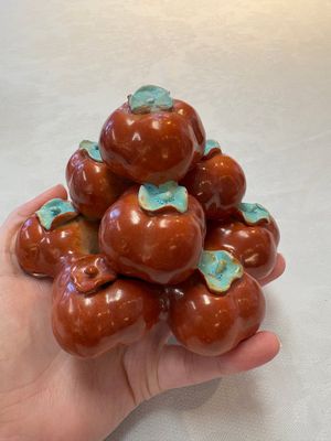 A pair of Chinese polychrome 'persimmons' groups on wooden stands, 19th C. — photo 6