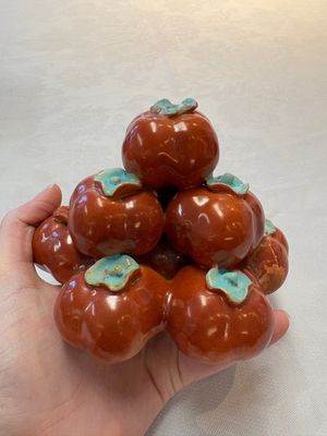 A pair of Chinese polychrome 'persimmons' groups on wooden stands, 19th C. — photo 7