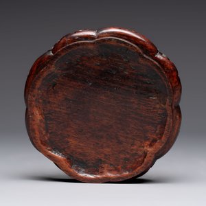 A pair of Chinese polychrome 'persimmons' groups on wooden stands, 19th C. — photo 18