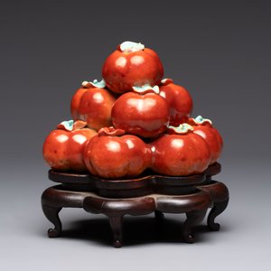 A pair of Chinese polychrome 'persimmons' groups on wooden stands, 19th C. — photo 2