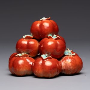A pair of Chinese polychrome 'persimmons' groups on wooden stands, 19th C. — photo 4