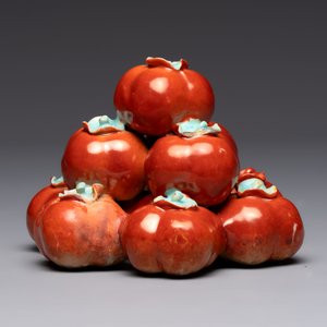A pair of Chinese polychrome 'persimmons' groups on wooden stands, 19th C. — photo 5