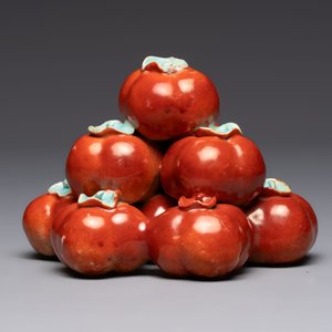 A pair of Chinese polychrome 'persimmons' groups on wooden stands, 19th C. — photo 6