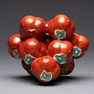 A pair of Chinese polychrome 'persimmons' groups on wooden stands, 19th C. — photo 7