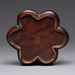 A pair of Chinese polychrome 'persimmons' groups on wooden stands, 19th C. — photo 9