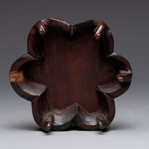 A pair of Chinese polychrome 'persimmons' groups on wooden stands, 19th C. — photo 10