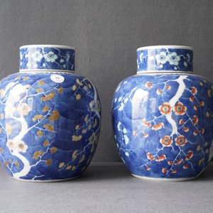 A pair of Chinese polychrome 'prunus on cracked ice' jars and covers, 19th C. — 照片 10