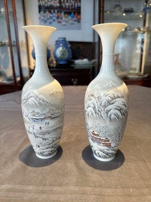 A pair of Chinese polychrome 'snow scene' vases, Jing De Zhen Zhi 景德鎮製 mark, dated 1979 — foto 1