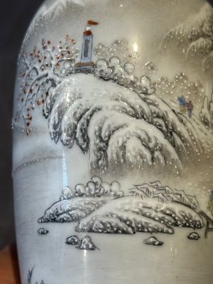 A pair of Chinese polychrome 'snow scene' vases, Jing De Zhen Zhi 景德鎮製 mark, dated 1979 — foto 11