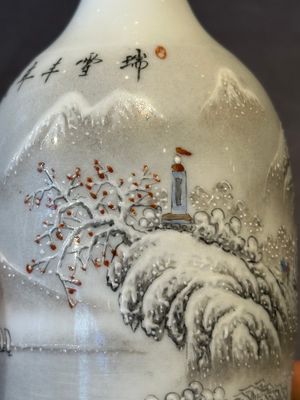 A pair of Chinese polychrome 'snow scene' vases, Jing De Zhen Zhi 景德鎮製 mark, dated 1979 — foto 12