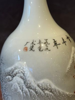 A pair of Chinese polychrome 'snow scene' vases, Jing De Zhen Zhi 景德鎮製 mark, dated 1979 — foto 14