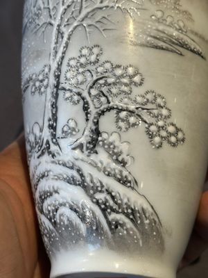 A pair of Chinese polychrome 'snow scene' vases, Jing De Zhen Zhi 景德鎮製 mark, dated 1979 — foto 16