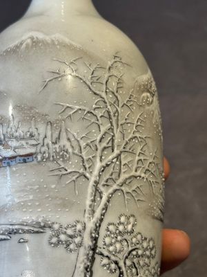 A pair of Chinese polychrome 'snow scene' vases, Jing De Zhen Zhi 景德鎮製 mark, dated 1979 — foto 17