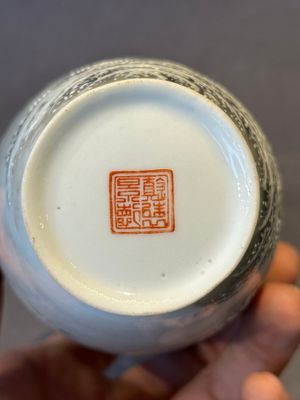 A pair of Chinese polychrome 'snow scene' vases, Jing De Zhen Zhi 景德鎮製 mark, dated 1979 — foto 19