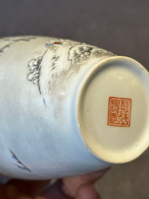 A pair of Chinese polychrome 'snow scene' vases, Jing De Zhen Zhi 景德鎮製 mark, dated 1979 — foto 20