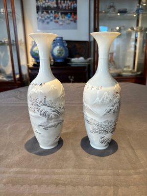 A pair of Chinese polychrome 'snow scene' vases, Jing De Zhen Zhi 景德鎮製 mark, dated 1979 — foto 2
