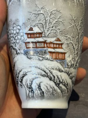 A pair of Chinese polychrome 'snow scene' vases, Jing De Zhen Zhi 景德鎮製 mark, dated 1979 — foto 23