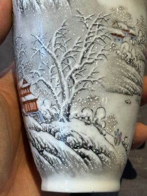 A pair of Chinese polychrome 'snow scene' vases, Jing De Zhen Zhi 景德鎮製 mark, dated 1979 — foto 24