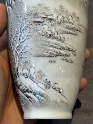 A pair of Chinese polychrome 'snow scene' vases, Jing De Zhen Zhi 景德鎮製 mark, dated 1979 — foto 25