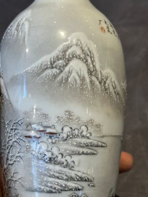 A pair of Chinese polychrome 'snow scene' vases, Jing De Zhen Zhi 景德鎮製 mark, dated 1979 — foto 26