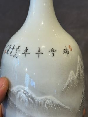 A pair of Chinese polychrome 'snow scene' vases, Jing De Zhen Zhi 景德鎮製 mark, dated 1979 — foto 27
