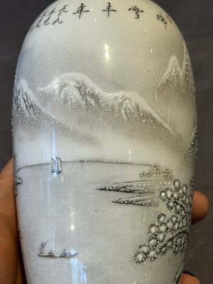 A pair of Chinese polychrome 'snow scene' vases, Jing De Zhen Zhi 景德鎮製 mark, dated 1979 — foto 29