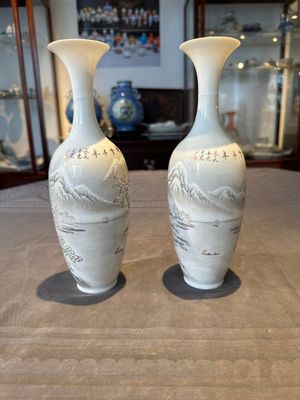 A pair of Chinese polychrome 'snow scene' vases, Jing De Zhen Zhi 景德鎮製 mark, dated 1979 — foto 3