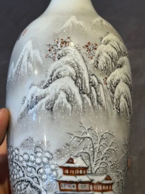 A pair of Chinese polychrome 'snow scene' vases, Jing De Zhen Zhi 景德鎮製 mark, dated 1979 — foto 31