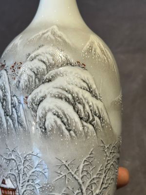 A pair of Chinese polychrome 'snow scene' vases, Jing De Zhen Zhi 景德鎮製 mark, dated 1979 — foto 32