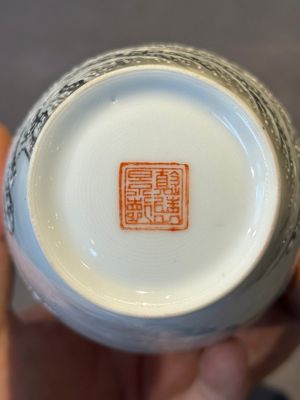 A pair of Chinese polychrome 'snow scene' vases, Jing De Zhen Zhi 景德鎮製 mark, dated 1979 — foto 33