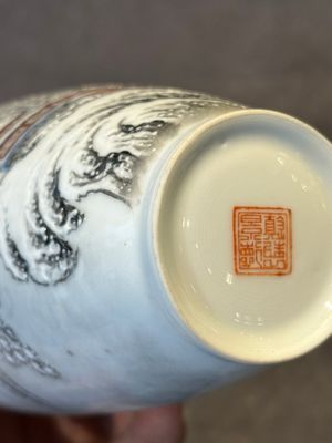 A pair of Chinese polychrome 'snow scene' vases, Jing De Zhen Zhi 景德鎮製 mark, dated 1979 — foto 34