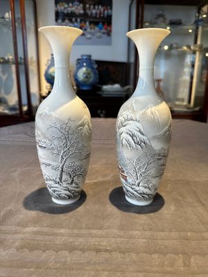A pair of Chinese polychrome 'snow scene' vases, Jing De Zhen Zhi 景德鎮製 mark, dated 1979 — foto 4