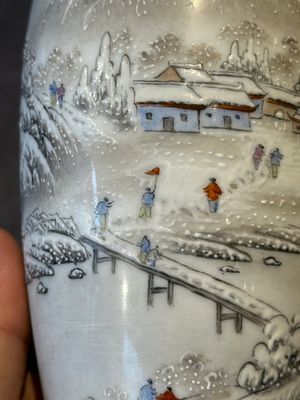 A pair of Chinese polychrome 'snow scene' vases, Jing De Zhen Zhi 景德鎮製 mark, dated 1979 — foto 7