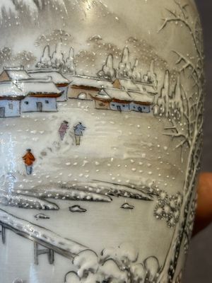 A pair of Chinese polychrome 'snow scene' vases, Jing De Zhen Zhi 景德鎮製 mark, dated 1979 — foto 8