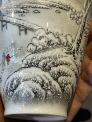 A pair of Chinese polychrome 'snow scene' vases, Jing De Zhen Zhi 景德鎮製 mark, dated 1979 — foto 9