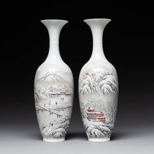 A pair of Chinese polychrome 'snow scene' vases, Jing De Zhen Zhi 景德鎮製 mark, dated 1979 — foto 1