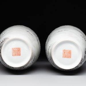 A pair of Chinese polychrome 'snow scene' vases, Jing De Zhen Zhi 景德鎮製 mark, dated 1979 — foto 5