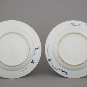 A pair of Chinese porcelain blue and white chargers, 18th C. — 照片 3