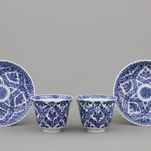 A pair of Chinese porcelain blue and white cups and saucers, Guangxu — photo 1