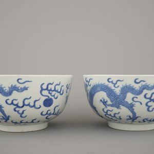 A pair of Chinese porcelain blue and white dragon bowls, 19th C. — 照片 3