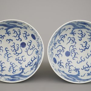 A pair of Chinese porcelain blue and white dragon bowls, 19th C. — 照片 8
