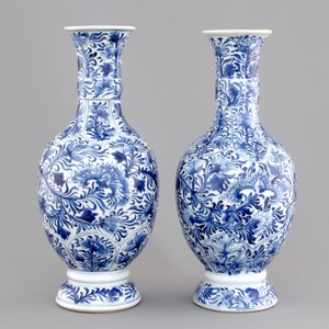 A pair of Chinese porcelain blue and white flower scroll vases, Kangxi, ca. 1700 — photo 1