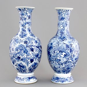 A pair of Chinese porcelain blue and white flower scroll vases, Kangxi, ca. 1700 — photo 2